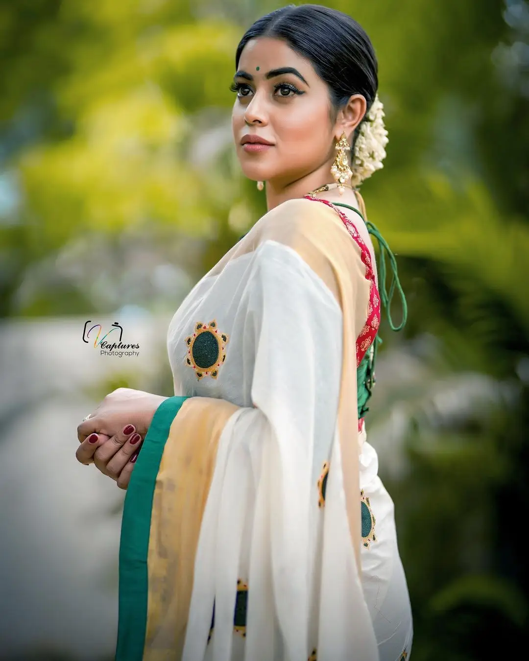 Shamna Kasim Mesmerizing Looks In Beautiful White Saree Green Blouse